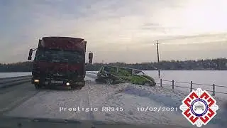 В Марий Эл сотрудники ДПС помогли водителю вызволить автомобиль из снежного плена