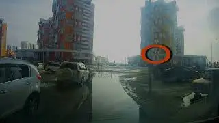 Знак вынуждает выехать на встречку.