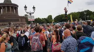 Demonstration in Berlin an der Siegessäule