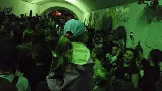Районы - кварталы - толпа поет в переходе (Екатеринбург)