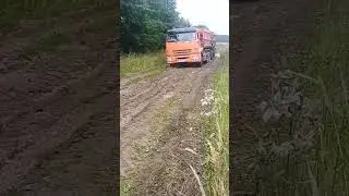 едет парень на КамАЗе