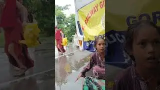 आदमी खिलौना है, गाते हुए कुशीनगर आनंद उपवन में