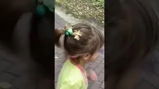 Николь кормит белочку