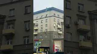 На станции метро «Киевская» коммунальщики чистят снег прямо на головы прохожим 