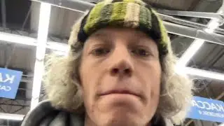 Парадеевич выбирает бутсы// Хазяева и чипсоеды готовятся к футбольному матчу