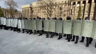 ОМОН начал вытеснять оставшихся людей с площади Свободы. Владикавказ