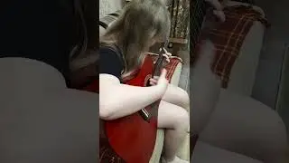 Лиза на шестом уроке уже играет ЦОЯ. Вступление Звезды По Имени Солнце #урокигитары #гитара #lesson