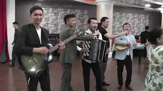 Музыканттардың тамаша орындауы, гитара, баян, домбыра