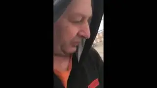 Жилищник использует гос технику для мойки своих машин