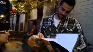Dándole a Iborra el libro de su carrera deportiva