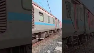 WAP 7 PULLING HOWRAH CSMT MAIL 