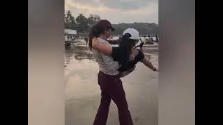 Tall woman helps her friend 😌| 
