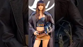 Lisa at the Louis Vuitton SS25 Paris fashion show🤎🖤🔥 
