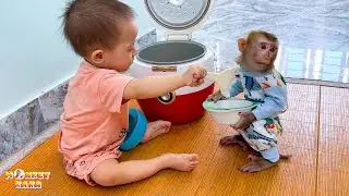 Baby Diem is so cute when she wants to feed Monkey Kaka