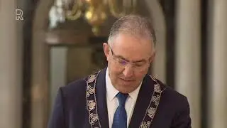 Burgemeester Aboutaleb leest gedicht voor in de Laurenskerk