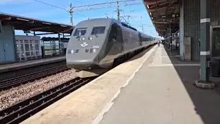 Tåg på Södertälje syd på en solig eftermiddag
