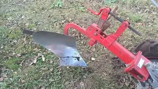 Осенняя вспашка земли мотоблоком.