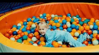 Однажды Аделина была в игровом центре Texas CLUB