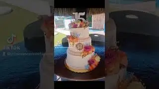 Pastel de XV años hermoso.