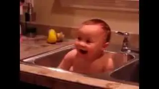 Приколы с детьми Смешное купание детей Смешные дети
