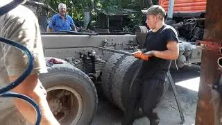 Замена коренного, закончилась печальным ремонтом балансира Камаз 55111!