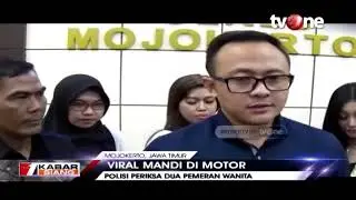 Duo Wanita Mandi di Motor