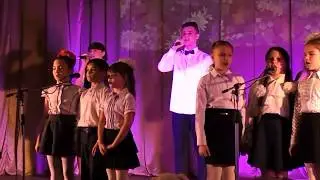 Новогодний коцерт -дети поют песня 