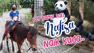 Nafisa naik kuda di Royal Safari Garden sendirian, berani gak yaa??