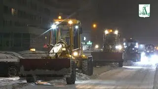 Дорожные службы Барнаула продолжают очищать улицы города от снега