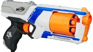 антип распаковывает бластер нерф и стреляет по мишеням. shooting from nerf blaster