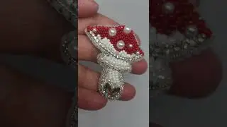 Брошь из бисера "Мухомор"