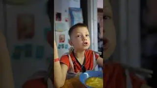 Самый строгий ресторанный критик,гроза всех мам и поваров👍😂. Суп гороховый😂