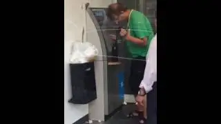 Прикол. Алкаш у банкомата.