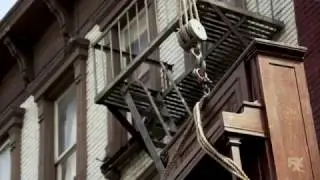 IASIP - Frank and Charlie save Mac from a falling Piano