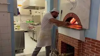 Making pizza in Italy La Marinara
