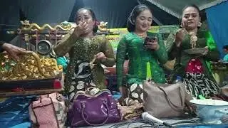MELIHAT CARA SINDEN MUBANG DI PANGGUNG,KARAWITAN.