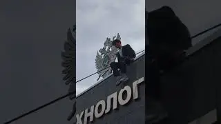 В него стреляли, он упал в лужу и лежал…