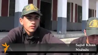 Lapsin në njërën dorë, armën në tjetrën