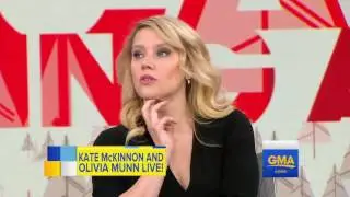 Kate McKinnon and Olivia Munn Discuss When Christmas Cards Go Wrong