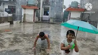 सावन के महीने में बारिश का आनंद लेते हुए