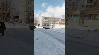 автобус в Лакинске номер 333 стоит на на остановке
