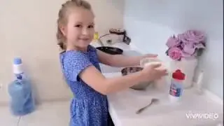 Маша готовит сырники