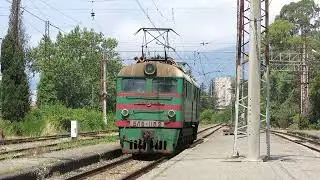 Абхазский легендарный электровоз вл8-1162 едет на станцию Цандрыпш.