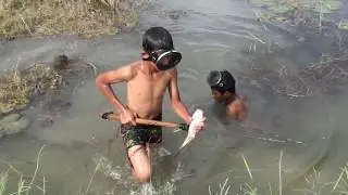 Awesome!!! Khmer Boys Can Make a Ruber Gun For Fishing - Cambodian Children Have A Creative Idea