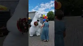 Прибежал в гости, чтобы поздравить