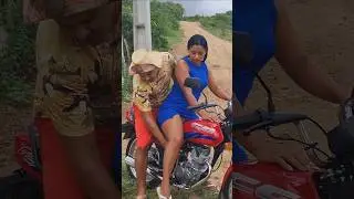 mariana aprendendo andar de moto 