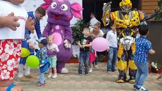 Лунтик и Трансформер Бамблби танцуют на детском празднике/Transformer Bamblebee Dancing