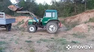 погрузка песка самодельным трактором...