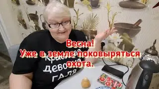 Я совмещаю два в одном: Я и красивая девочка и бабуля. А какие у меня меч-тыыы!