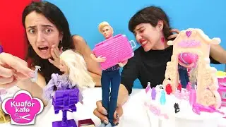 Barbie oyunları. Yeni ürünler alerji yapıyor! Sevcan ve Ümit ile kuaför kafe videosu